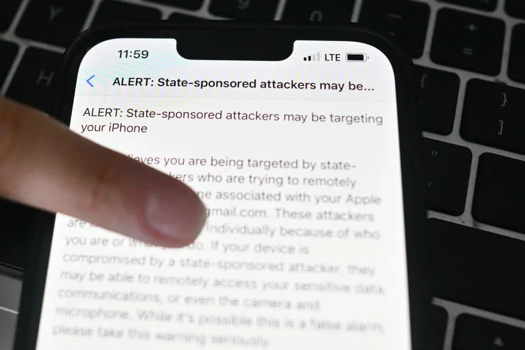 Apple cảnh báo spyware tại 110 quốc gia, với số người dùng cần hỗ trợ tăng 30-40% theo các tổ chức điều tra bảo mật.