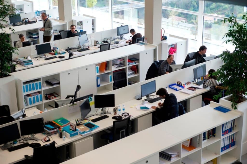 Nghiên cứu 17,4 triệu tin nhắn cho thấy nhân sự trẻ dẫn đầu việc dùng ChatGPT Enterprise trong doanh nghiệp.