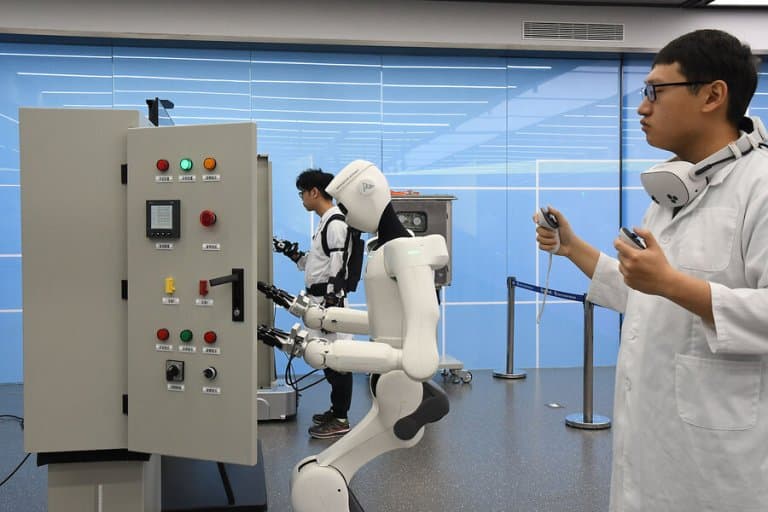 Trung Quốc dự kiến giao 50.000 robot hình người năm 2026, thúc đẩy Embodied AI và cuộc đua dữ liệu vật lý cho AGI.
