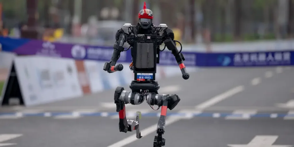 Unitree giới thiệu robot humanoid Superman chạy 12,66 m/s, vượt Usain Bolt, trước IPO 9 tỷ USD tại Thượng Hải.